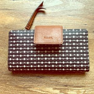 EUC - Fossil “Logan” Zip clutch wallet